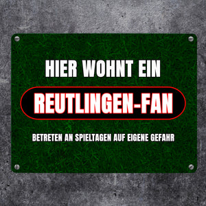 Hier wohnt ein Reutlingen-Fan Metallschild in 15x20 cm mit Rasenmotiv