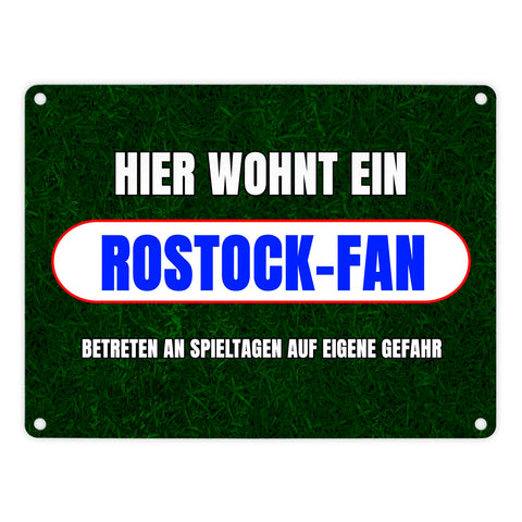Hier wohnt ein Rostock-Fan Metallschild in 15x20 cm mit Rasenmotiv