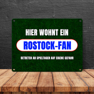 Hier wohnt ein Rostock-Fan Metallschild in 15x20 cm mit Rasenmotiv