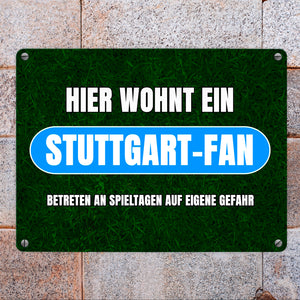 Hier wohnt ein Stuttgart-Fan Metallschild in 15x20 cm mit Rasenmotiv