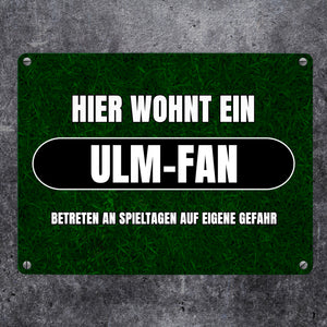 Hier wohnt ein Ulm-Fan Metallschild in 15x20 cm mit Rasenmotiv