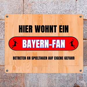 Hier wohnt ein Bayern-Fan Metallschild in 15x20 cm mit Turnhallenboden Motiv