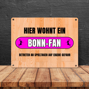 Hier wohnt ein Bonn-Fan Metallschild in 15x20 cm mit Turnhallenboden Motiv