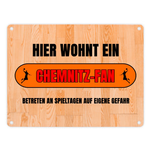 Hier wohnt ein Chemnitz-Fan Metallschild in 15x20 cm mit Turnhallenboden Motiv
