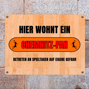 Hier wohnt ein Chemnitz-Fan Metallschild in 15x20 cm mit Turnhallenboden Motiv