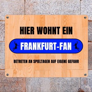 Hier wohnt ein Frankfurt-Fan Metallschild in 15x20 cm mit Turnhallenboden Motiv