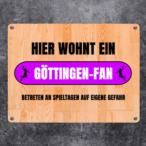 Hier wohnt ein Göttingen-Fan Metallschild in 15x20 cm mit Turnhallenboden Motiv