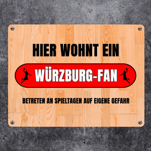 Hier wohnt ein Würzburg-Fan Metallschild in 15x20 cm mit Turnhallenboden Motiv