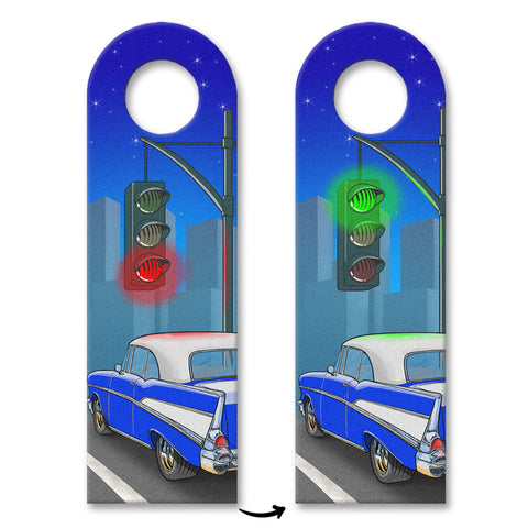 Türhänger rote und grüne Ampel mit blauem Retro US-Car und Skyline
