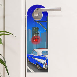 Türhänger rote und grüne Ampel mit blauem Retro US-Car und Skyline