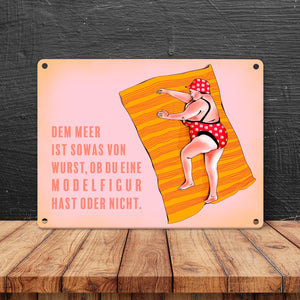 Metallschild mit lustigem Spruch zum Thema Modelfigur und Comic-Dame im Badeanzug