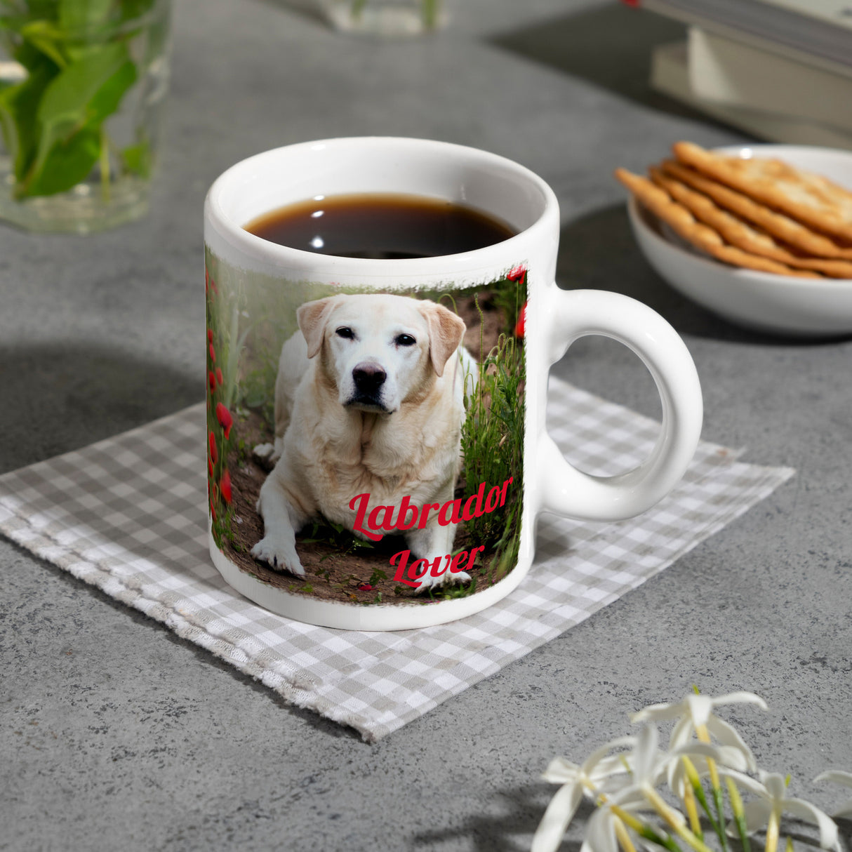 Kaffeetasse mit Fotomotiv Labrador Lover - Labrador im Mohnfeld