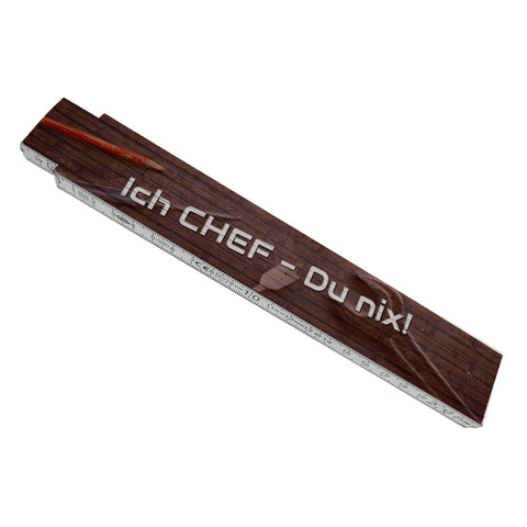 Ich Chef - du nix! Meterstab aus Holz mit Werkzeug Hintergrund