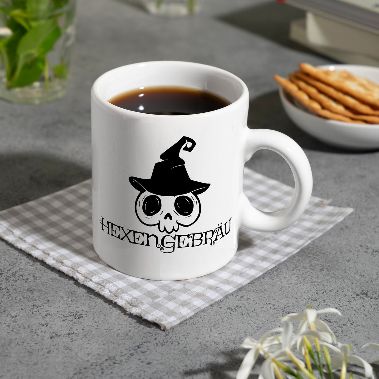 Kaffeebecher mit lustigem Halloween Motiv - Totenkopf mit Hexenhut