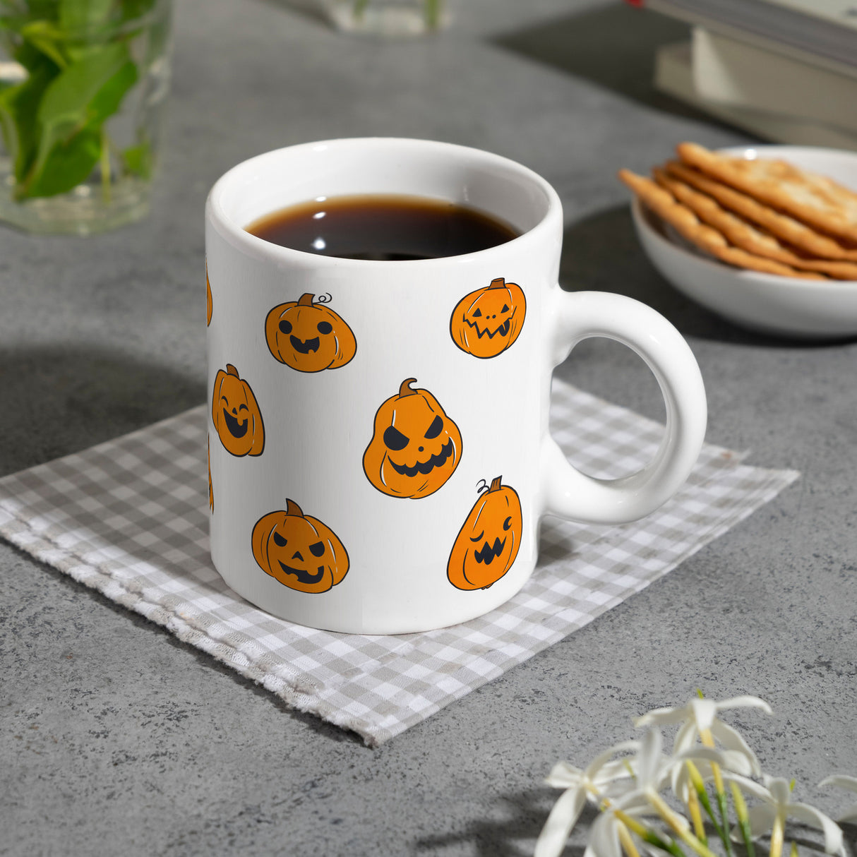 Kaffeebecher im Halloween Design - mit vielen lustigen geschnitzten Kürbisköpfen