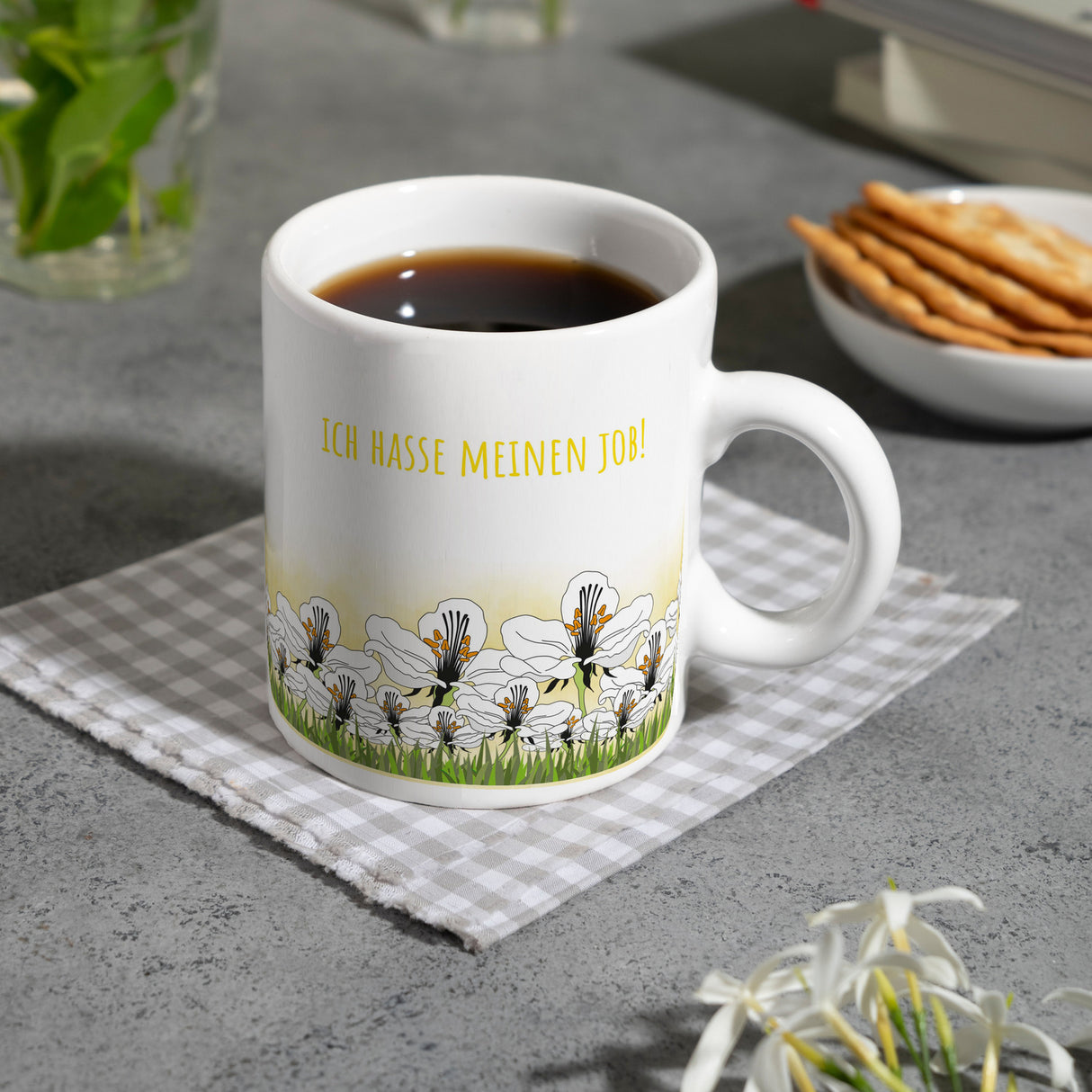 Kaffeebecher mit Wiesen-Motiv, Biene und witzigem Spruch fürs Büro oder Kollegen