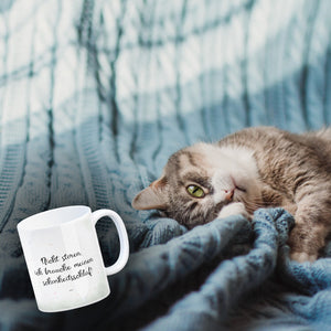 Kaffeebecher in pastellfarben mit schlafender Katze und witzigem Spruch