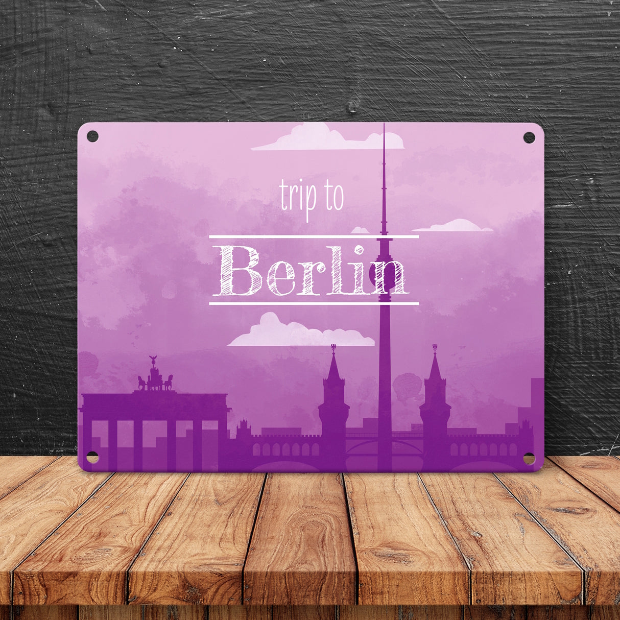 Metallschild für Fans von Städtetrips mit der Silhouette von Berlin in lila