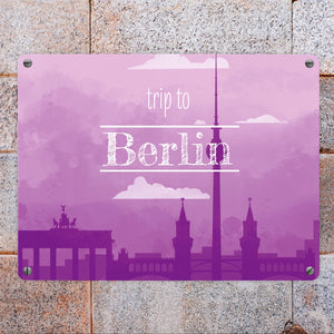 Metallschild für Fans von Städtetrips mit der Silhouette von Berlin in lila