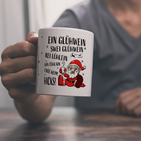 Betrunkener Weihnachtsmann Glühweintasse im Comicstil
