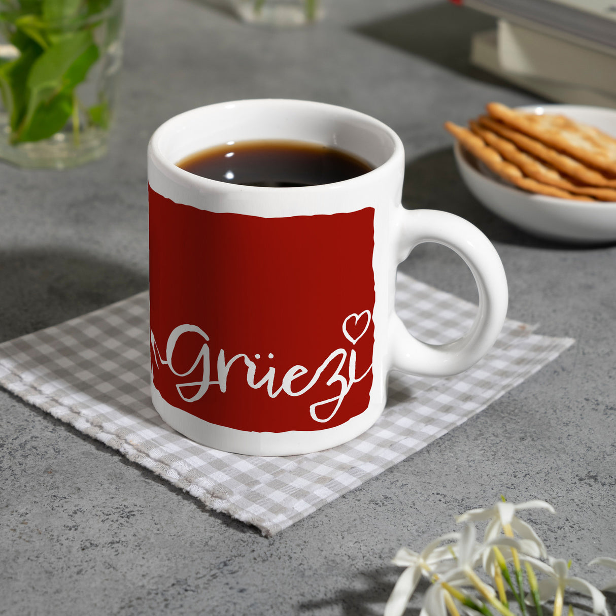 Kaffeebecher mit Grüezi-Schriftzug mit Herz und Bergen
