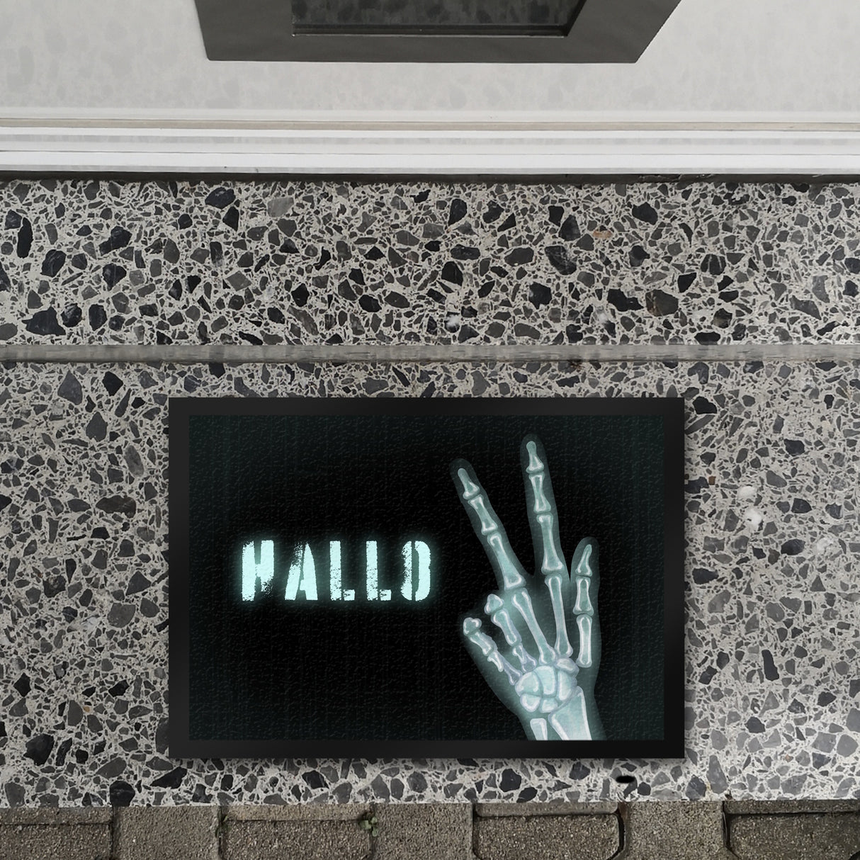 Hallo Fußmatte mit Röntgenbild von Hand mit Peacezeichen