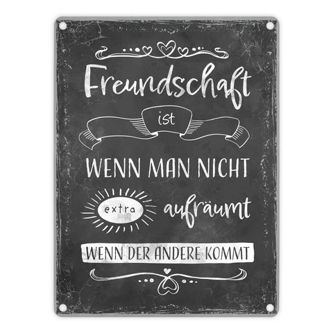 Metallschild mit lustigem Spruch zu Freundschaft und Aufräumen