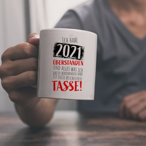 Ich habe 2021 überstanden Kaffeebecher mit lustigem Spruch