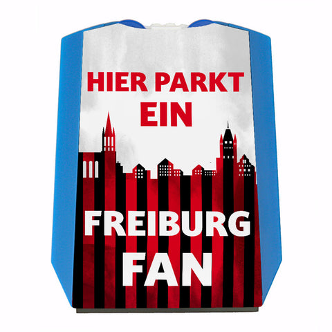 Hier parkt ein Freiburg Fan Parkscheibe in Vereinsfarben