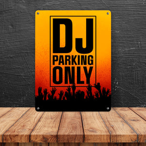DJ parking only Metallschild für den Parkplatz