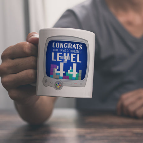 Witziger Kaffeebecher für den 44. Geburtstag mit Motiv: Gamer