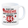 Witziger Kaffeebecher für den 44. Geburtstag mit Motiv: Pandemie