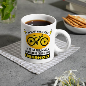 Ja es ist ein E-Bike Kaffeebecher mit lustigem Spruch