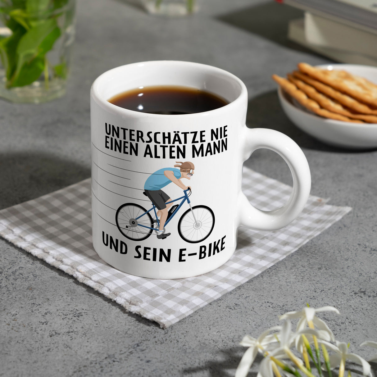 Unterschätze nie einen alten Mann und sein E-Bike Kaffeebecher