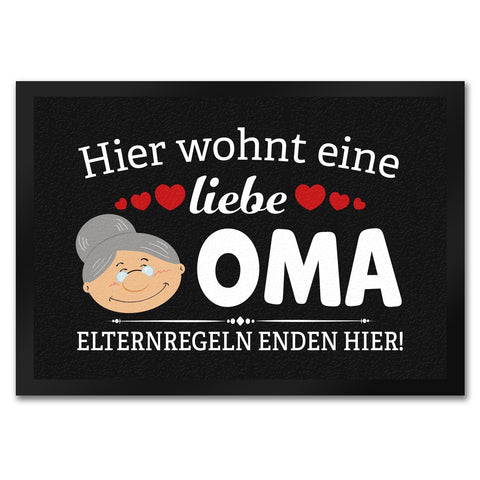 Hier wohnt eine liebe Oma Fußmatte