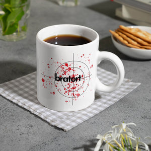Bratort Kaffeebecher mit Blutspritzern und Fadenkreuz