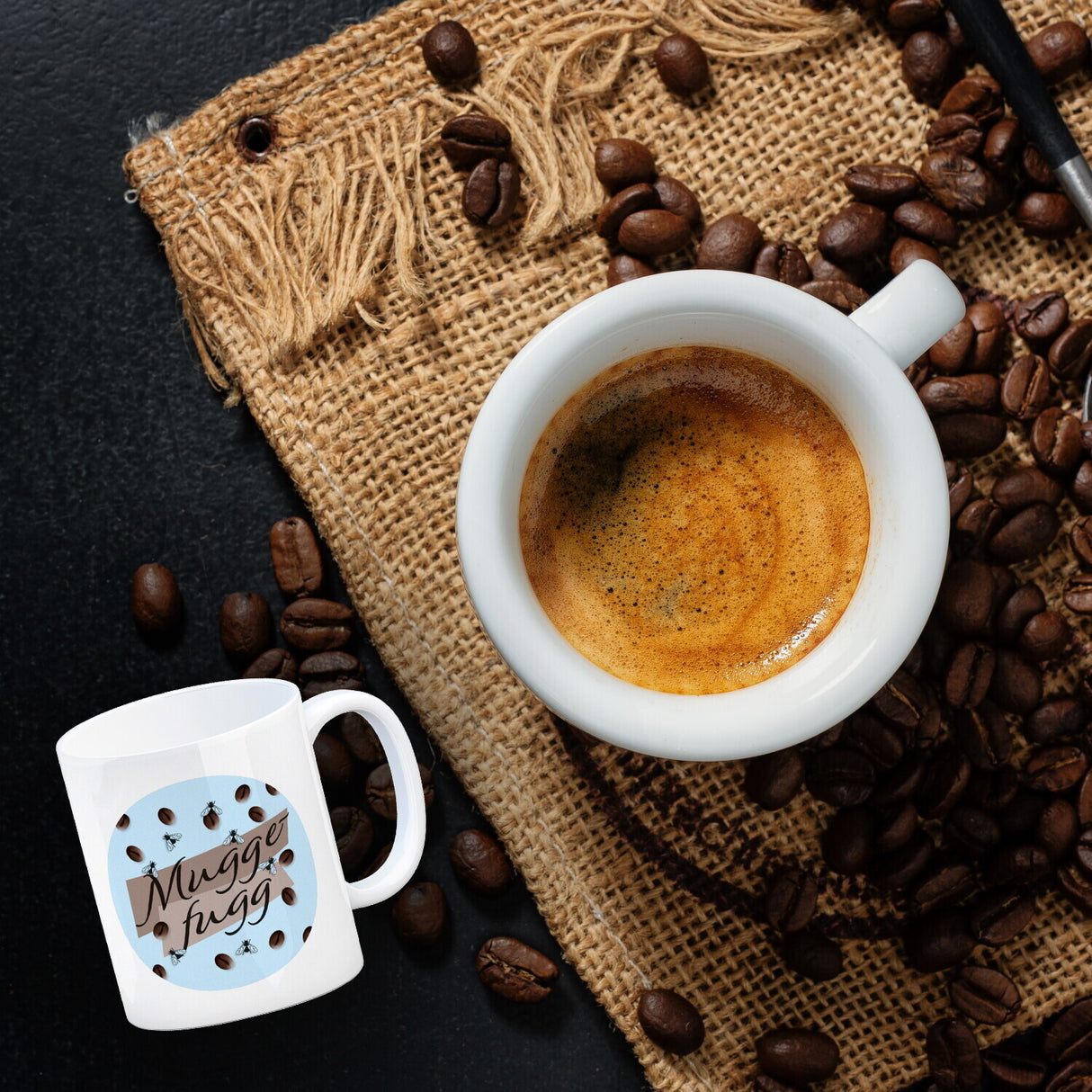 Muggefugg Malzkaffee Kaffeebecher mit Kaffeebohnen und Fliegen blau