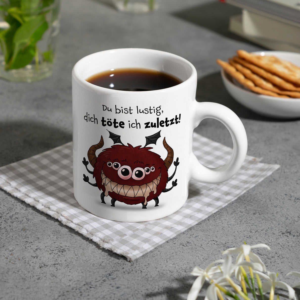 Freches Monster in dunkelrot Kaffeebecher mit lustigem Spruch