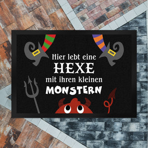 Monster Fußmatte in 35x50 cm mit Spruch Hier lebt eine Hexe