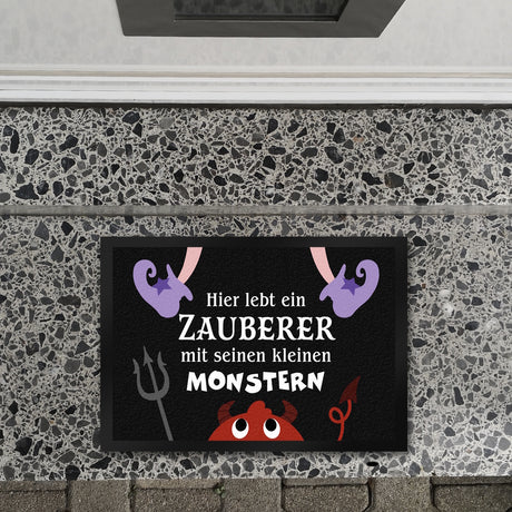 Monster Fußmatte in 35x50 cm mit Spruch Hier lebt ein Zauberer