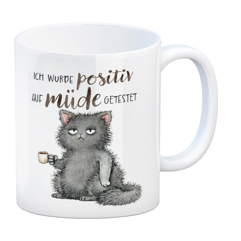 Katze mit Tasse Kaffeebecher mit Spruch positiv auf müde getestet