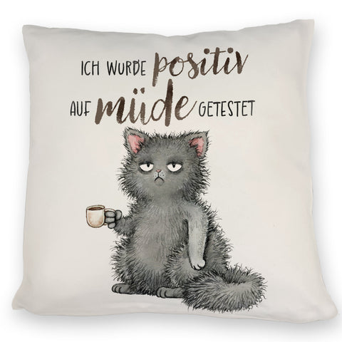 Genervte Katze Kissen mit Spruch positiv auf müde getestet