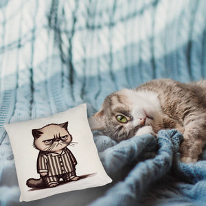 Grimmige Katze im Schlafanzug Kissen