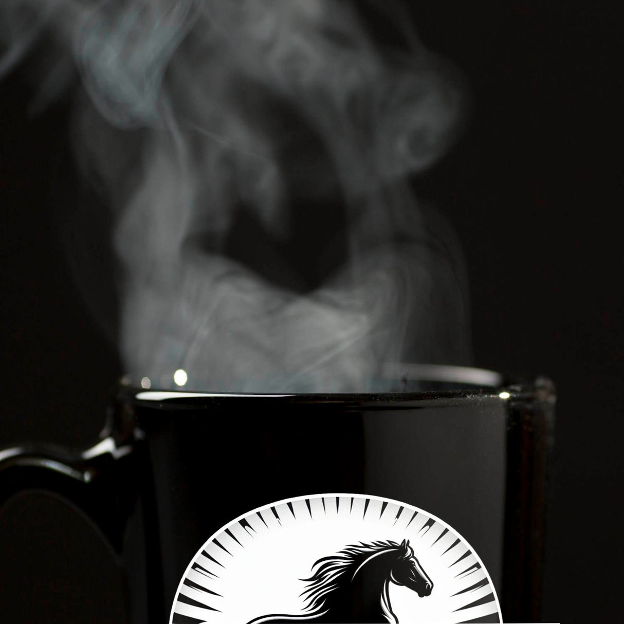 Springendes Pferd im Sonnenaufgang Tasse schwarz in Schwarz