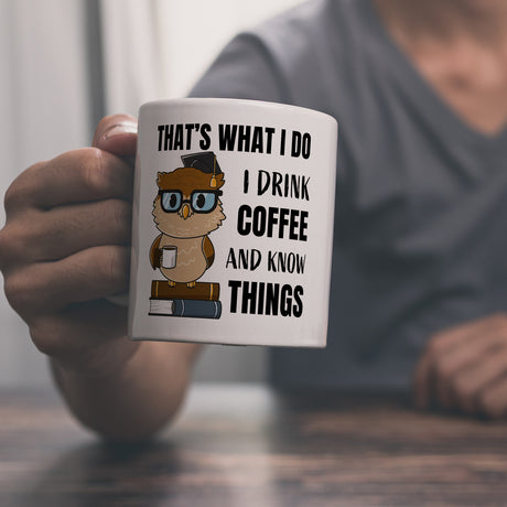 Eule Kaffeebecher mit Spruch I drink coffee and know things