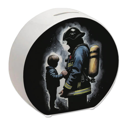 Feuerwehrmann hält die Hand seines Kindes Spardose