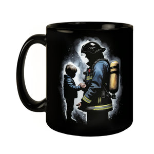 Feuerwehrmann hält die Hand seines Kindes Tasse in Schwarz