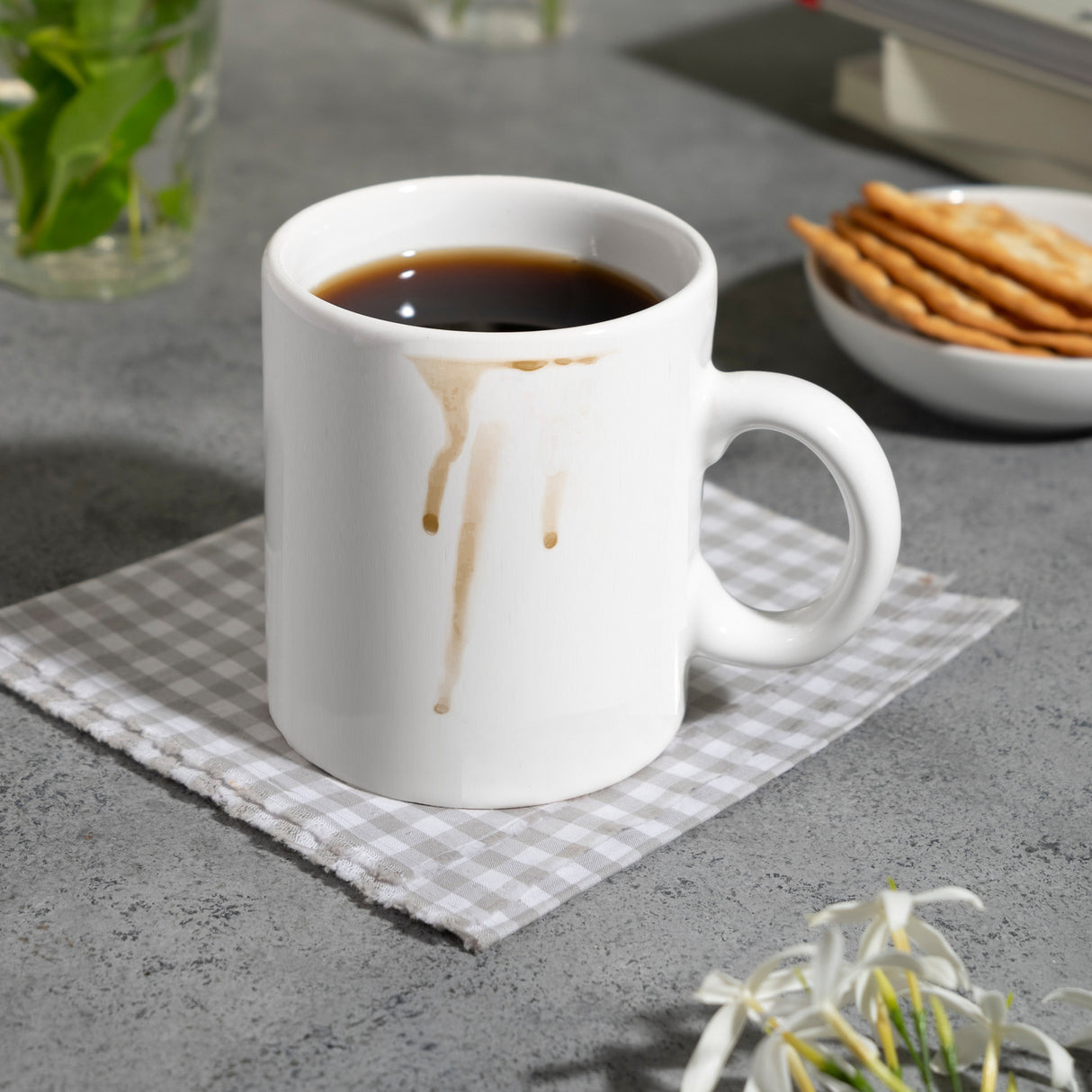 Kaffeebecher mit Putz-Schaf und Kaffeefleck Motiv