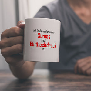 Kaffeebecher und Spruch: Ich leide weder unter Stress noch Bluthochdruck