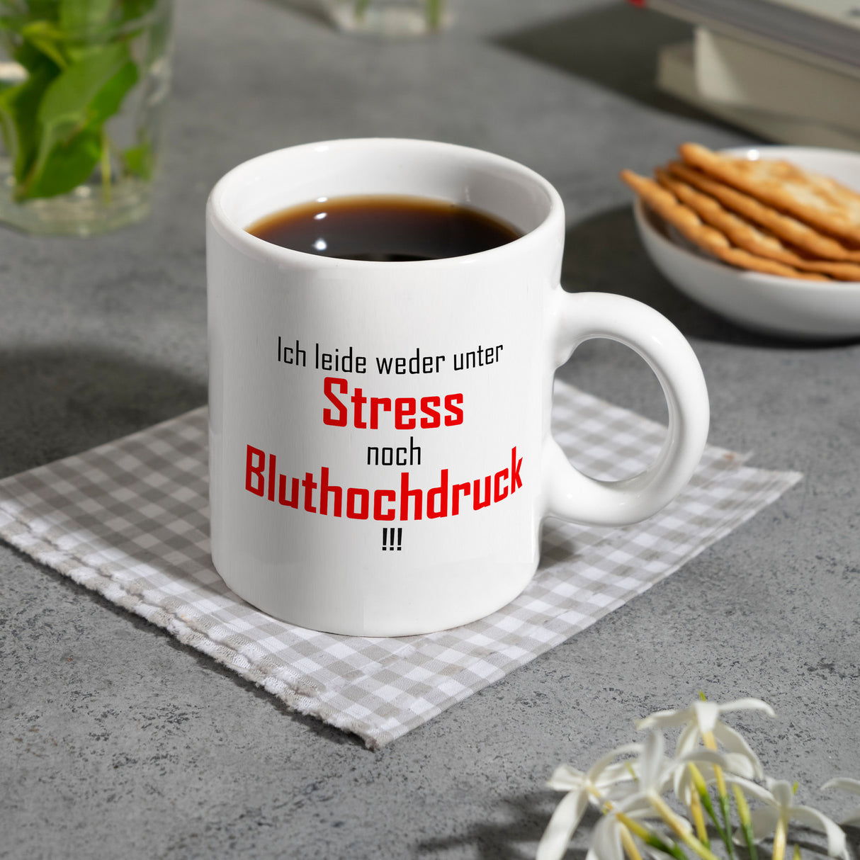 Kaffeebecher und Spruch: Ich leide weder unter Stress noch Bluthochdruck